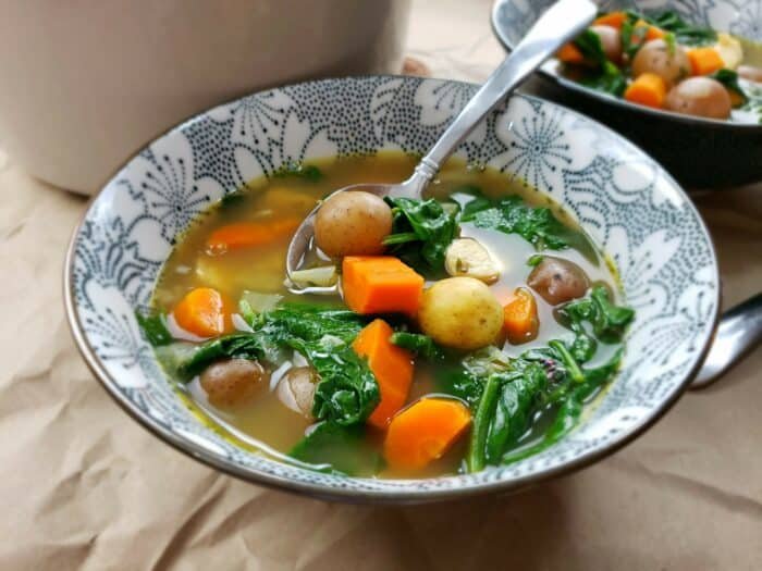 turmeric chicken sOup with spinach and pOtatOes - Sugar Booger Sweets