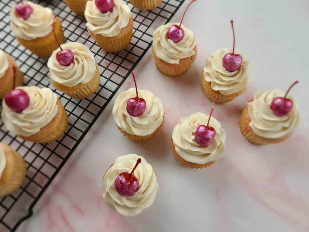 GLITTER CHERRY CAKE